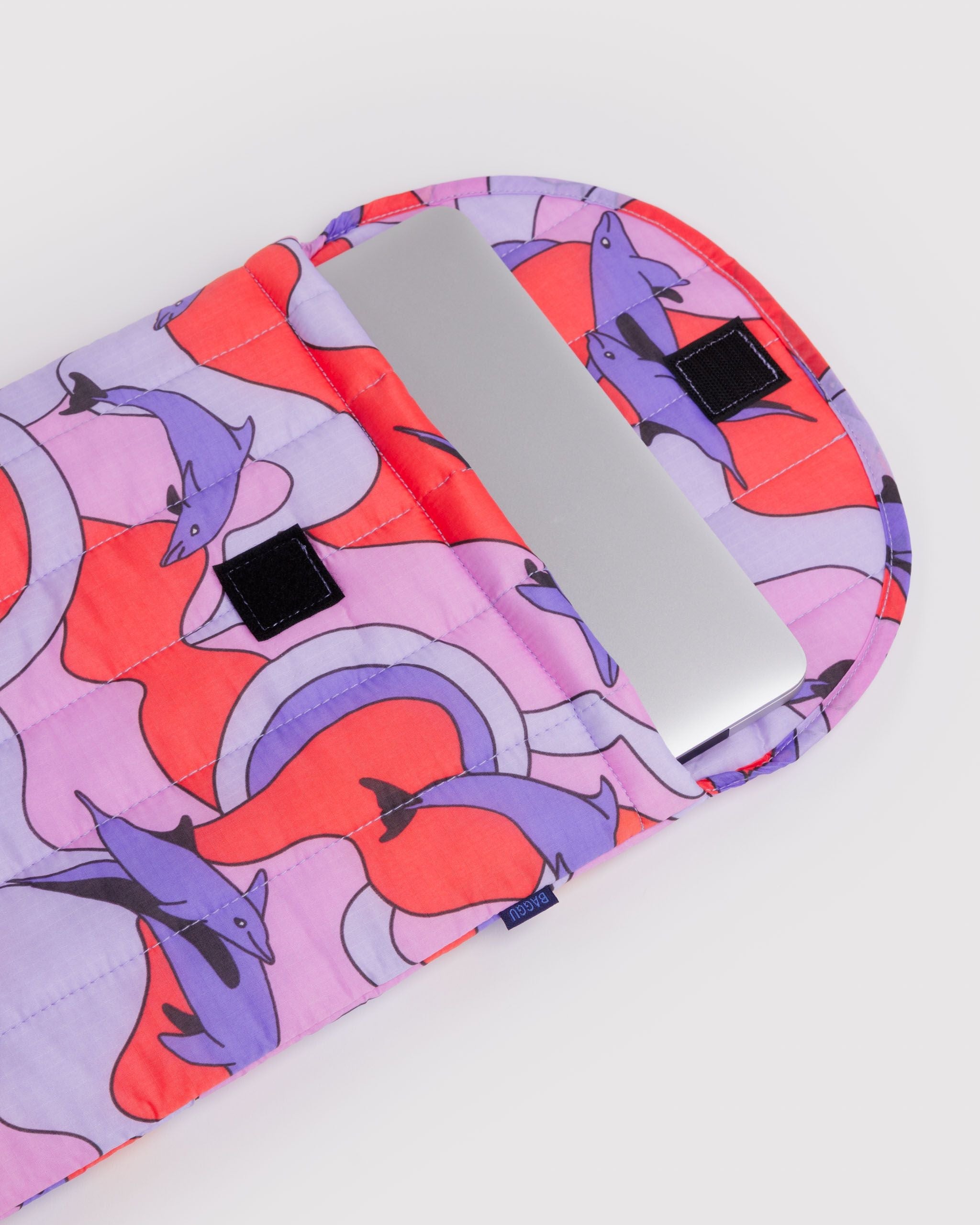 Padded Everyday Protection - Puffy Laptop Sleeve 16 in Dolphins
